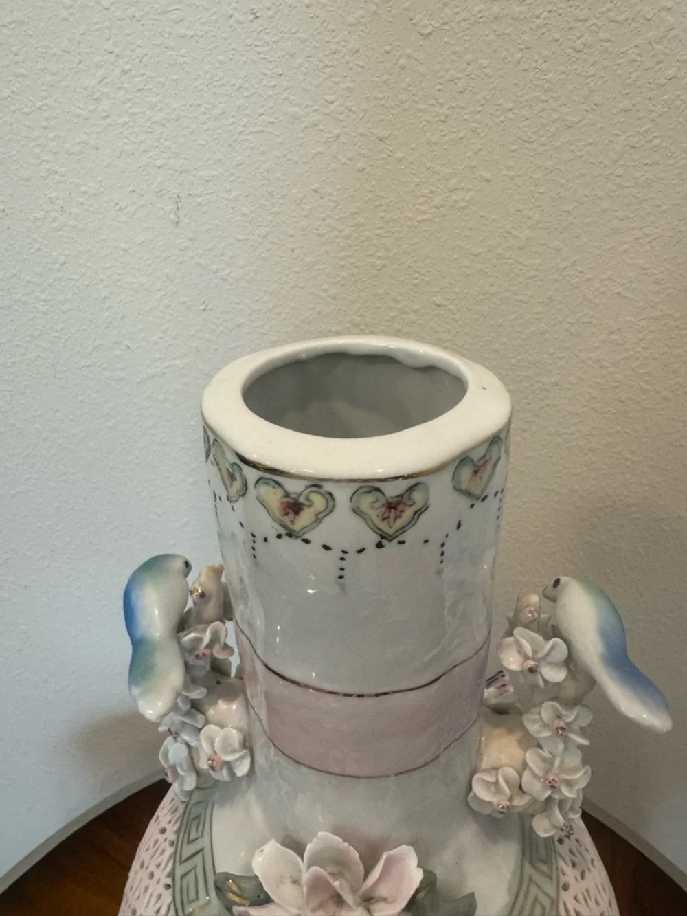 Beautiful vintage Chinese reticulated vase with birds, butterflies and flowers - Picture 13 of 16